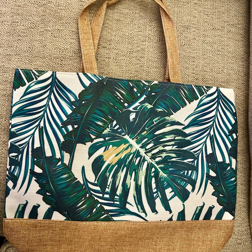 Palm‎ Leaf Botanical TOTE with zip closure that is lightweight and foldable. - Picture 6 of 8